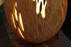 Lampe en bois sculpté